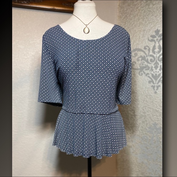 Vince Camuto Tops - Vince Camuto Navy Blue & Aqua Print Peplum Short Sleeve Blouse / Top
Size XL